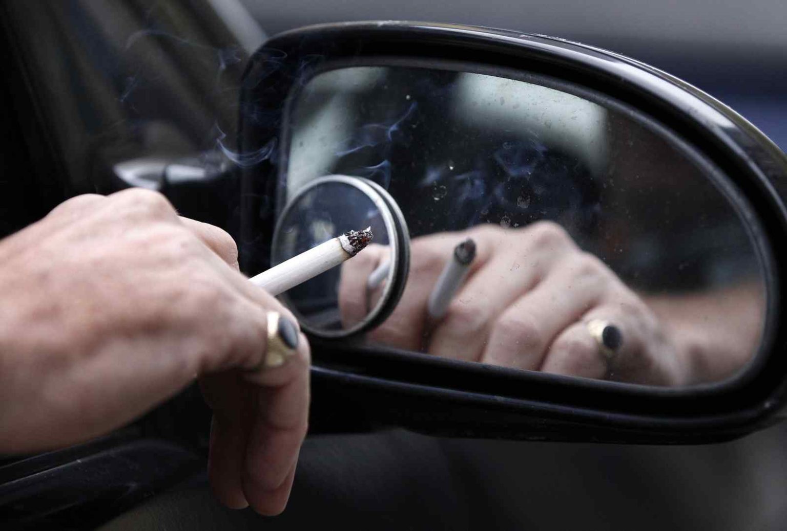  روش های مختلف برای پاک کردن بوی سیگار در ماشین
